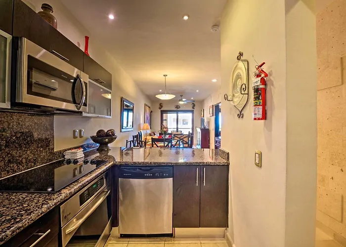 Hébergement de vacances Beachfront W/ Pool Access!