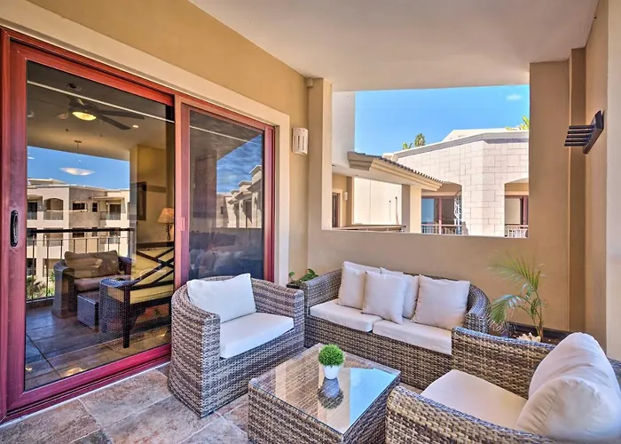 Hébergement de vacances Beachfront W/ Pool Access!