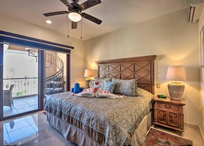 Hébergement de vacances Beachfront W/ Pool Access! *